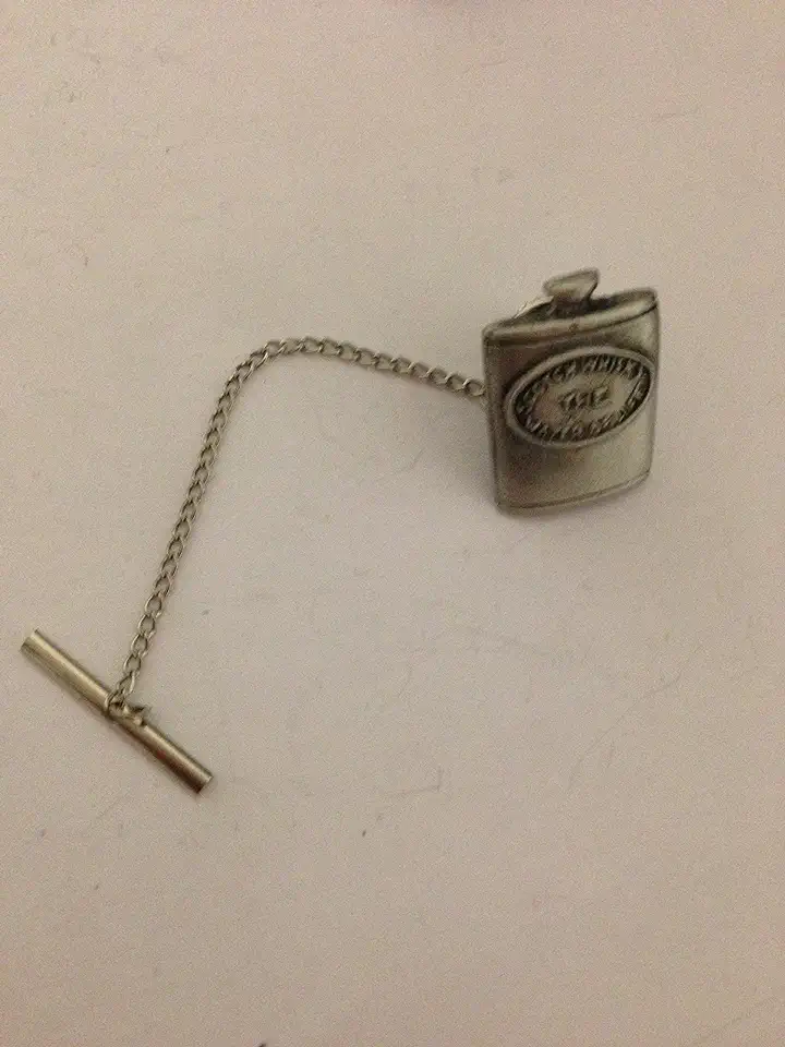 Whisky Hipbottle R20 Grootte 1,5 cm x 2,2 cm Tack Tie Pin Met Ketting Gemaakt Van Fijn Engels Tinnen tweedehands  