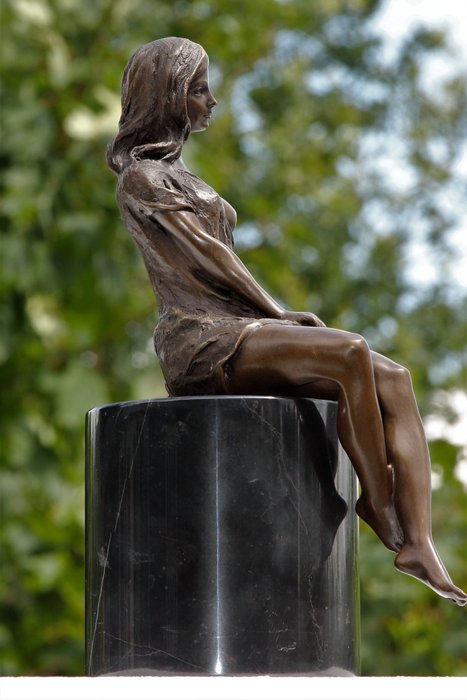 Sculpture zittende dame usato  