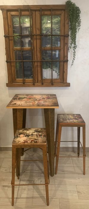 Dos banquetas y mesa alta de madera y hierro recicladas con imágenes parisinas segunda mano  