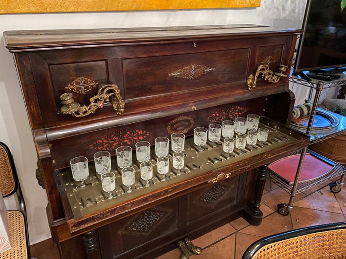Antico pianoforte, convertito a mobile bar Interni Eleganza francese usato  