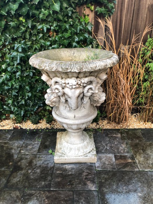 Vaso per fiori (2) - Calco in pietra - 21° secolo Antiquariato Oggetti decorativi da giardino usato  