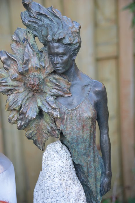 José Luis De Casasola - Hermosa estatua de una mujer con una flor - 53 cm - resina bronceada, usado segunda mano  