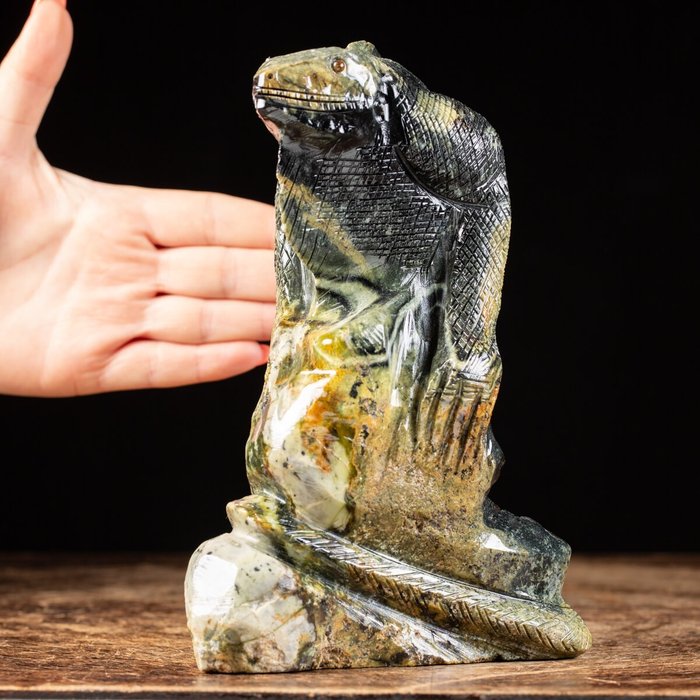 Realistic iguana sculpture for sale  