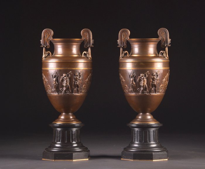 Vasi anfora raffiguranti il culto di Dioniso o di Bacco (2) - Stile neoclassico - Bronzo usato  