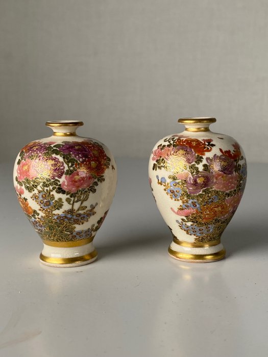 Vaso bottiglia (2) - Satsuma - Porcellana - Marked 'Ryuzan' 隆山 - Pair of Satsuma Miniature usato  