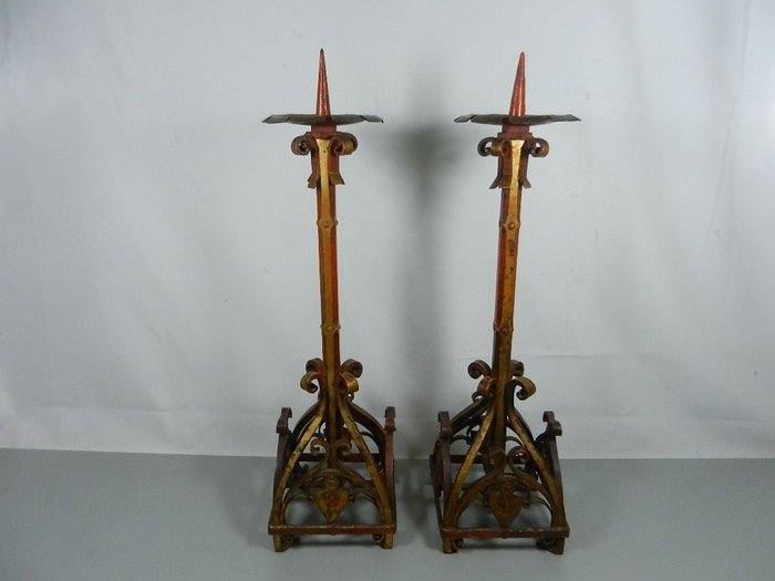 Coppia di antichi candelieri da chiesa a penna in ferro battuto - Stile gotico - Ferro usato  