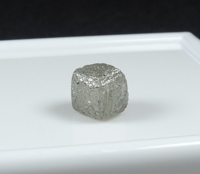 Cubic diamond crystal usato  