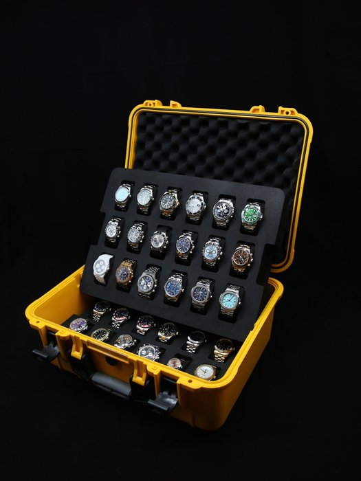 Indestructible watch suitcase usato  