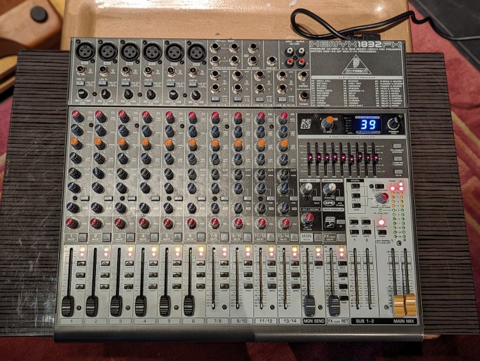 Behringer xenyx 1832 d'occasion  