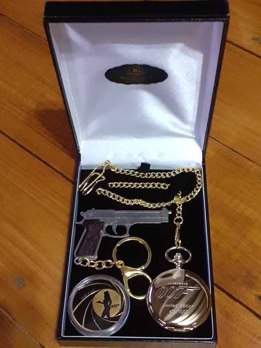 Usato, James Bond - Lot of 3 - Limited Edition 24K Gold plated Pocket Watch + 24K Coin + Handgun usato  