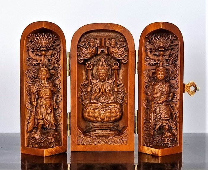 Altare da viaggio - Trittico - Avalokitesvara dalle 1000 braccia, Divinità Guan Yu e Bodhisattva usato  
