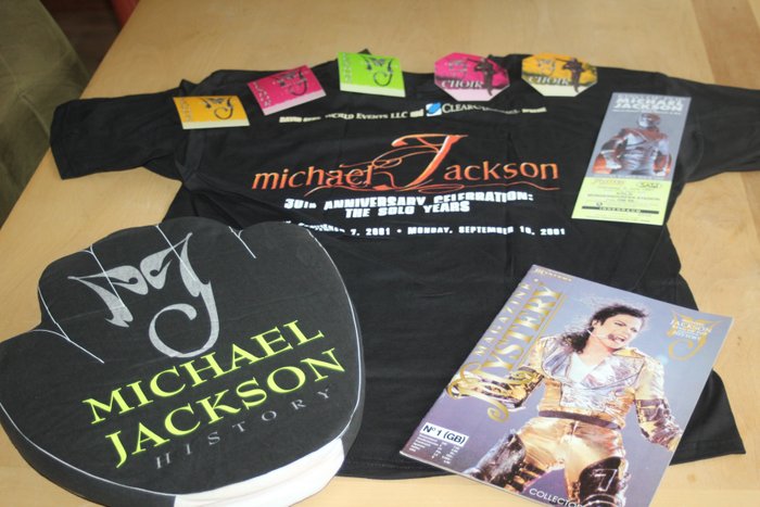 Michael Jackson - T-Shirt, Stick-on Backstage Passes, Ticket, Magazine, Wave Glove - Memorabilia usato  
