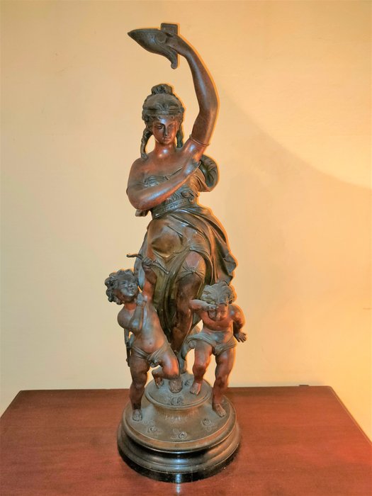 Philippe Poitevin (1831-1907) - Scultura, Dea con due putti su base di legno - 67 cm - usato  