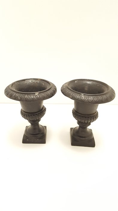 Due piccoli vasi da giardino (2) - Ghisa - XX secolo Antiquariato Oggetti decorativi da usato  