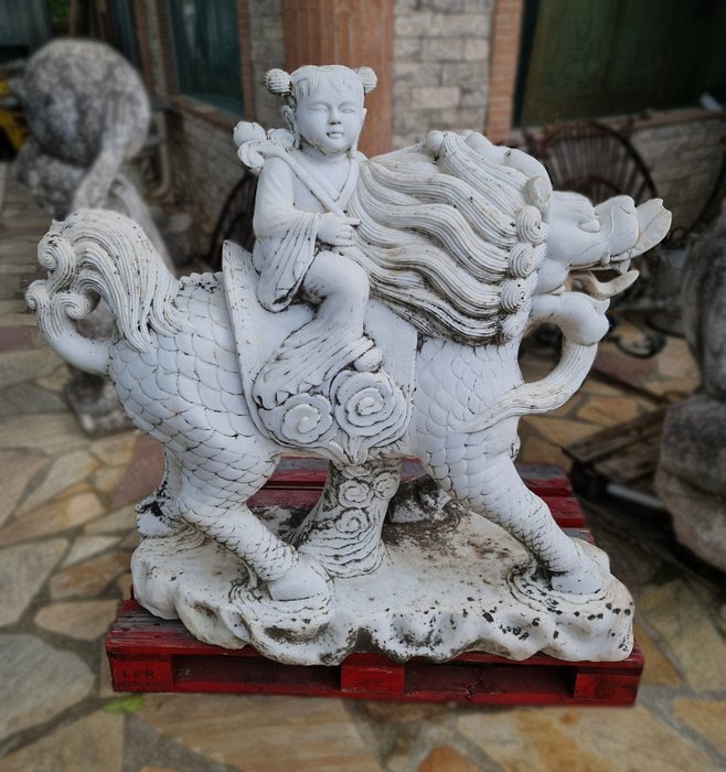 Oriental dragon sculpture usato  