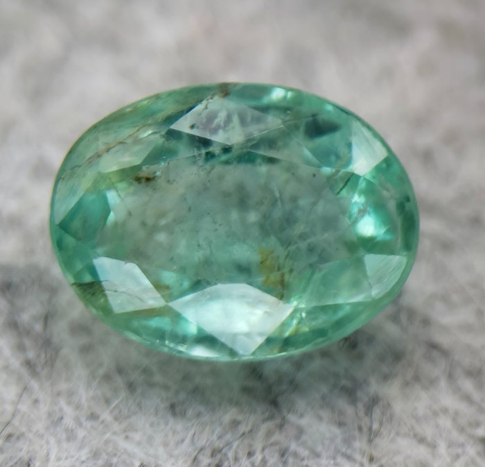 Green emerald 2.56 for sale  