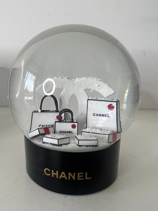 Chanel snow globe d'occasion  