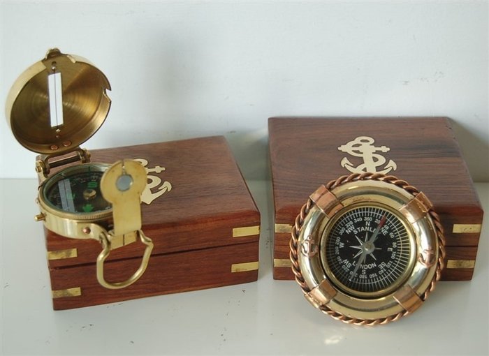 Compass brass wood usato  