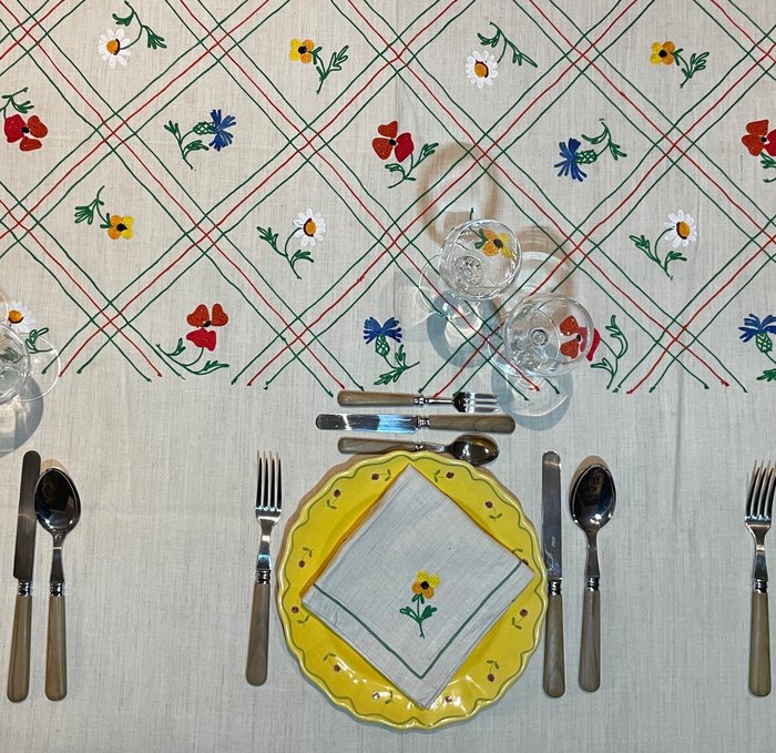 Tablecloth and napkins usato  