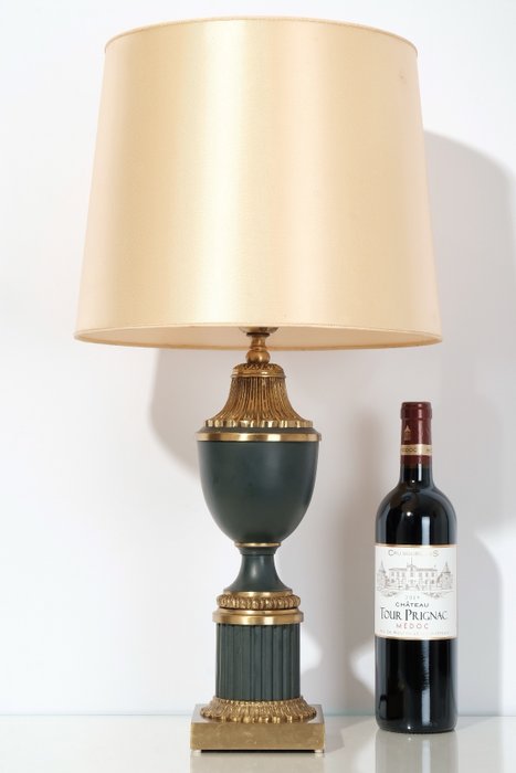Een chique tafellamp for sale  