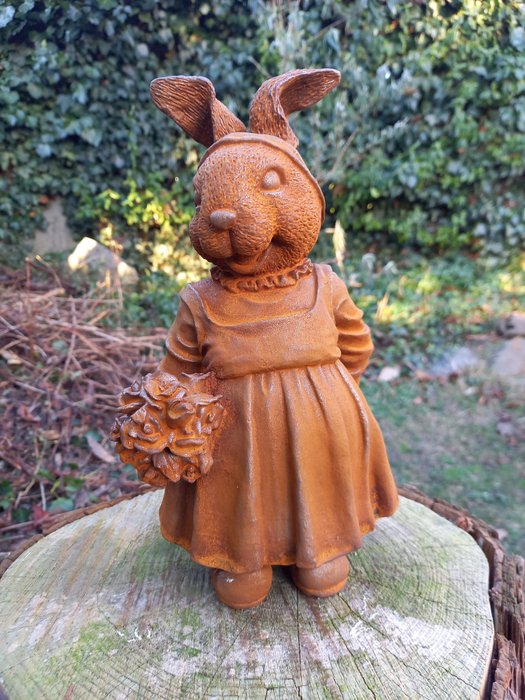 Sculpture konijn met for sale  
