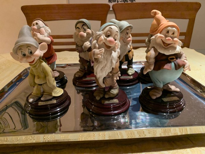 Walt disney statuettes usato  