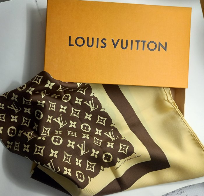Louis vuitton foulard usato  