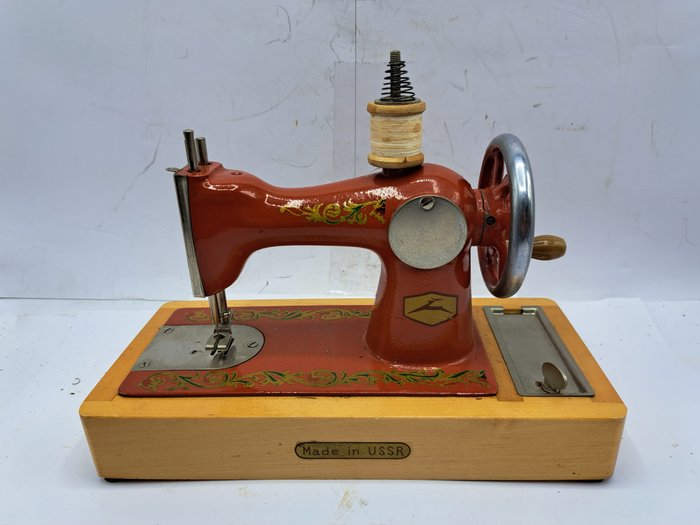 Sewing machine decorative d'occasion  