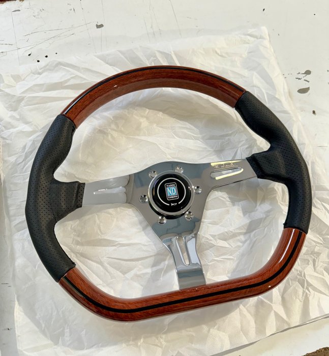 Steering wheel nardi usato  