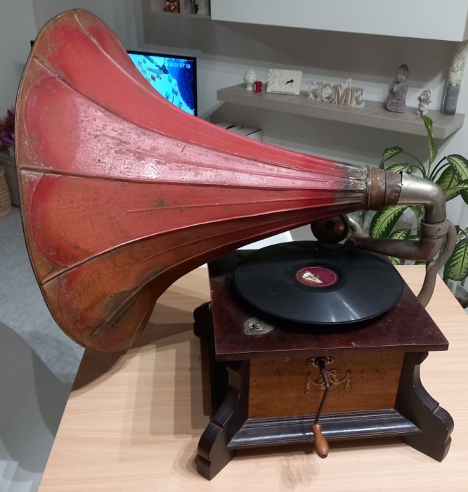 Antico grammofono 1913 usato  