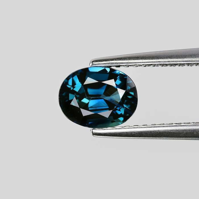Deep blue sapphire usato  