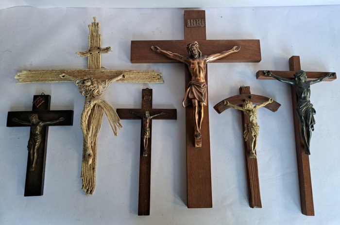 Crucifix various materials d'occasion  