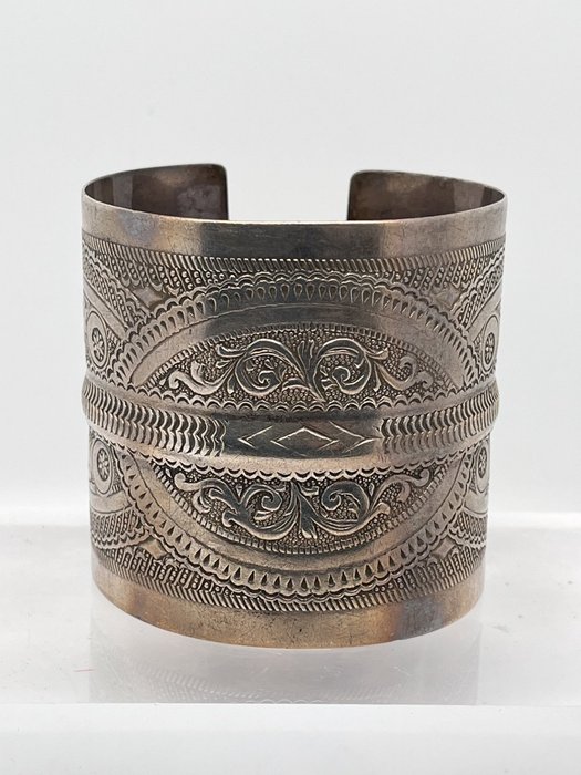 Wide bangle from usato  