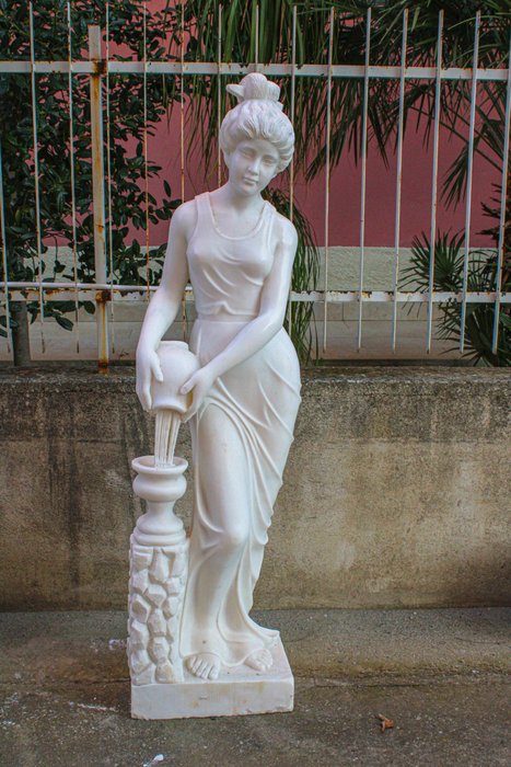 Sculpture dama con usato  