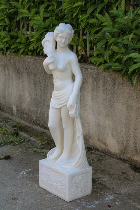 Sculpture donna con usato  
