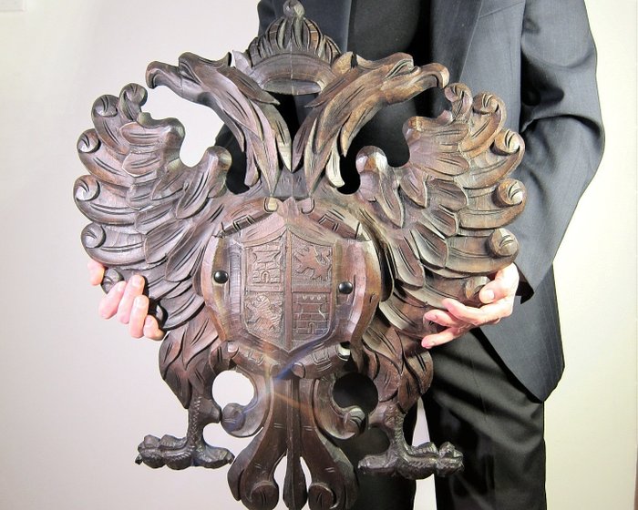 Sculpture stemma araldico usato  