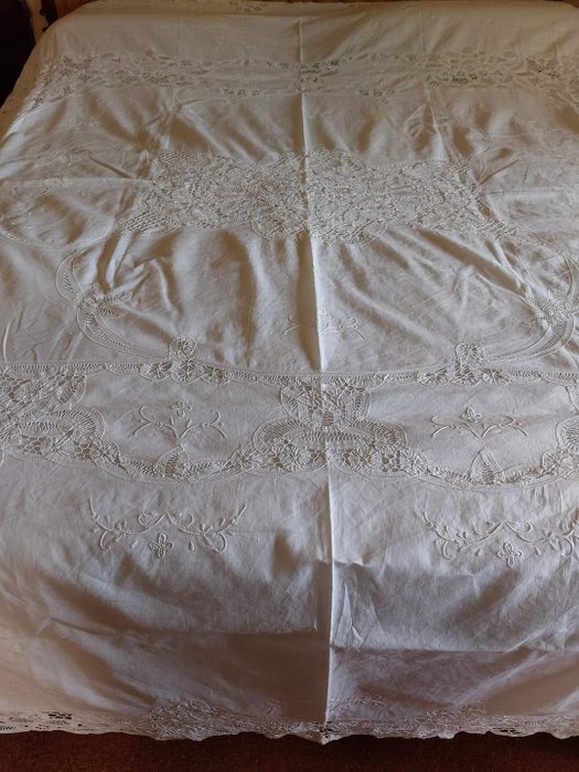 Bedspread 260 240 for sale  
