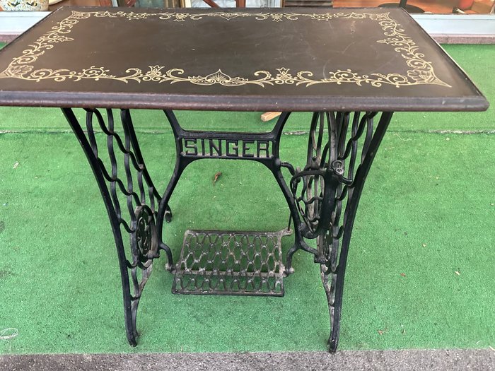 Singer sewing machine for sale  