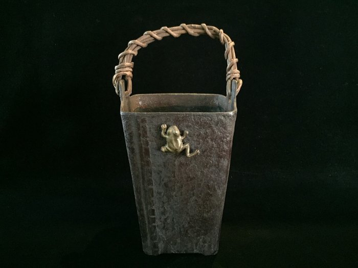 Vase metal frog for sale  