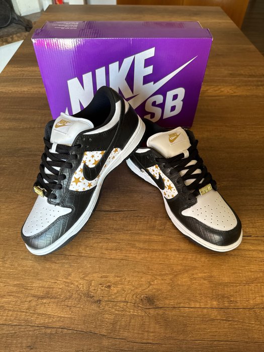 Nike supreme sneakers for sale  