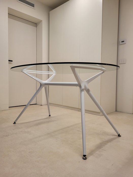 Dining table metropolis for sale  