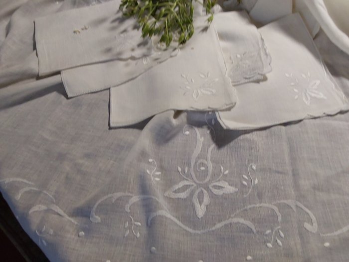 Tablecloth with napkins usato  
