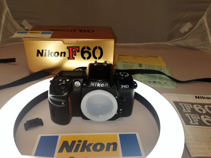 Nikon f60 tracolla usato  