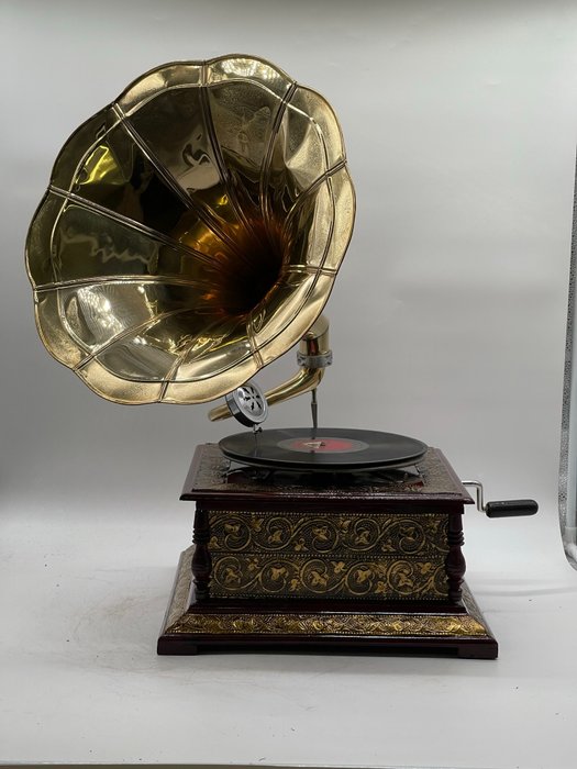Gramophone antique stylish usato  