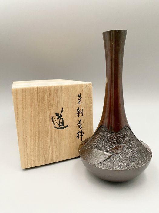 Bronze vase 道 for sale  