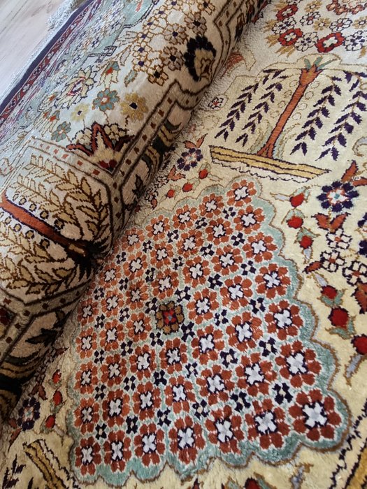 Beautiful silk carpet usato  