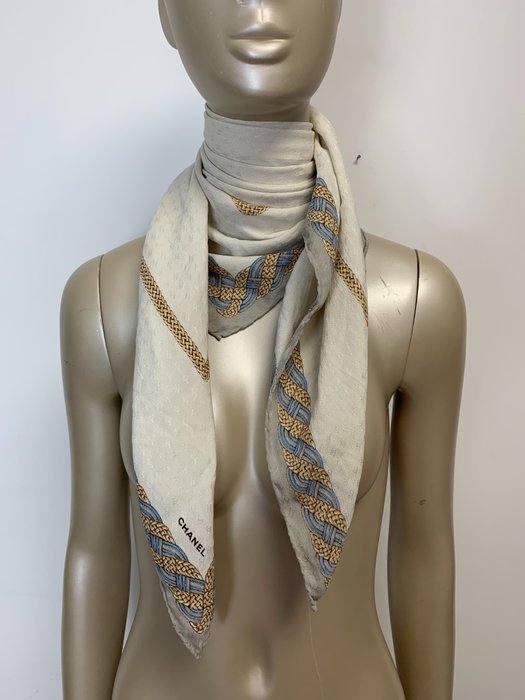 Chanel monogramma foulard usato  