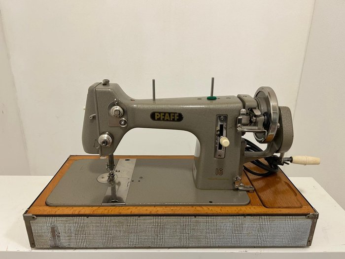 Pfaff sewing machine usato  