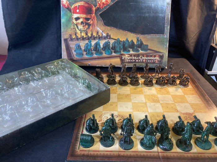 Disney chess set usato  