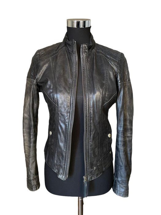 Hugo boss leather d'occasion  